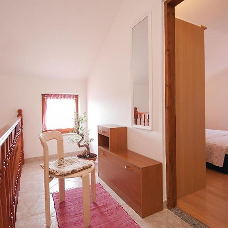 Lovely Apartment In Rovinj With Kitchen Bagian luar foto