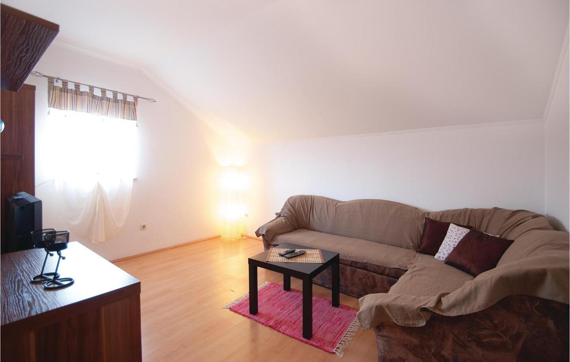 Lovely Apartment In Rovinj With Kitchen Bagian luar foto