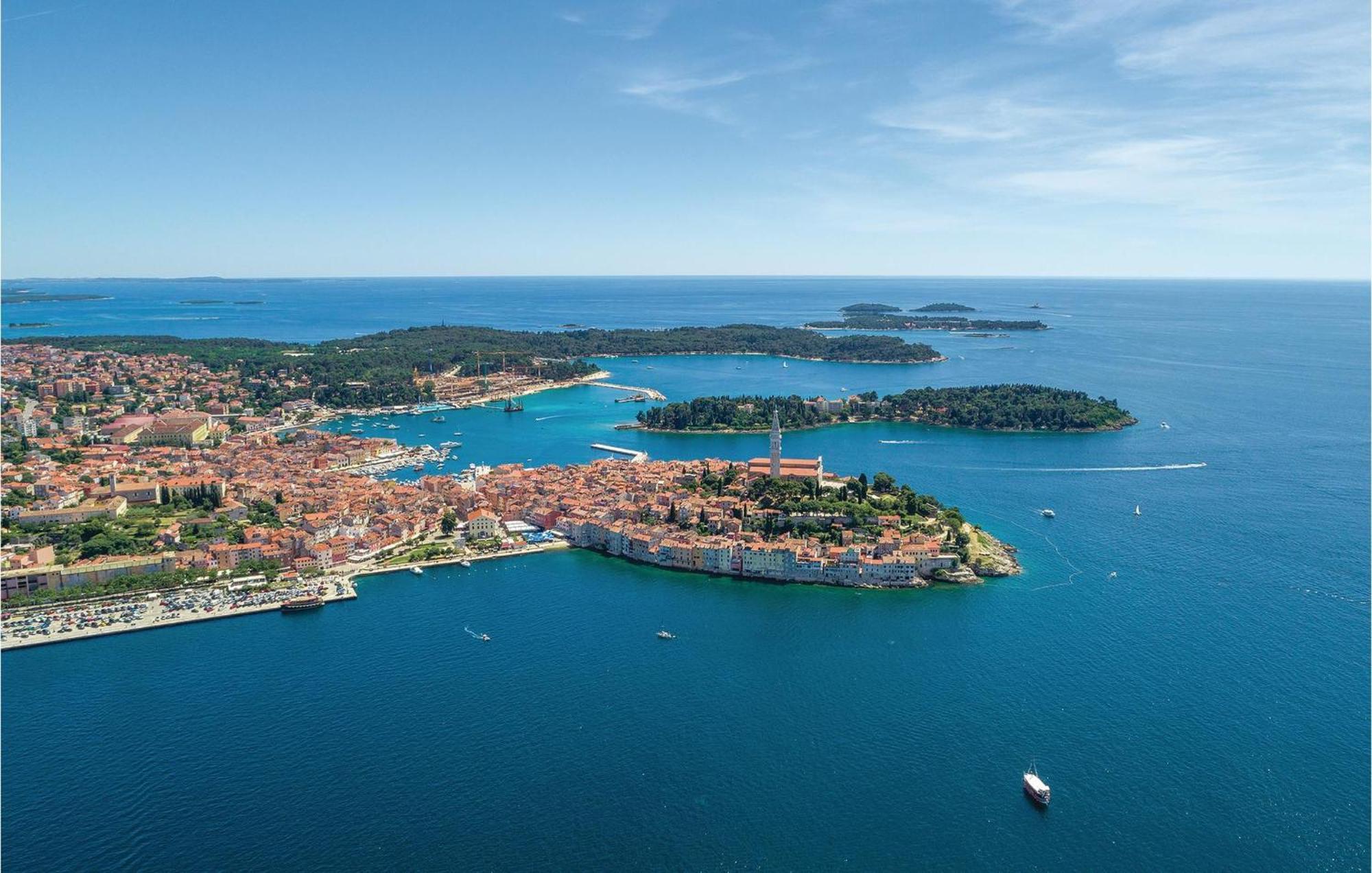 Lovely Apartment In Rovinj With Kitchen Bagian luar foto