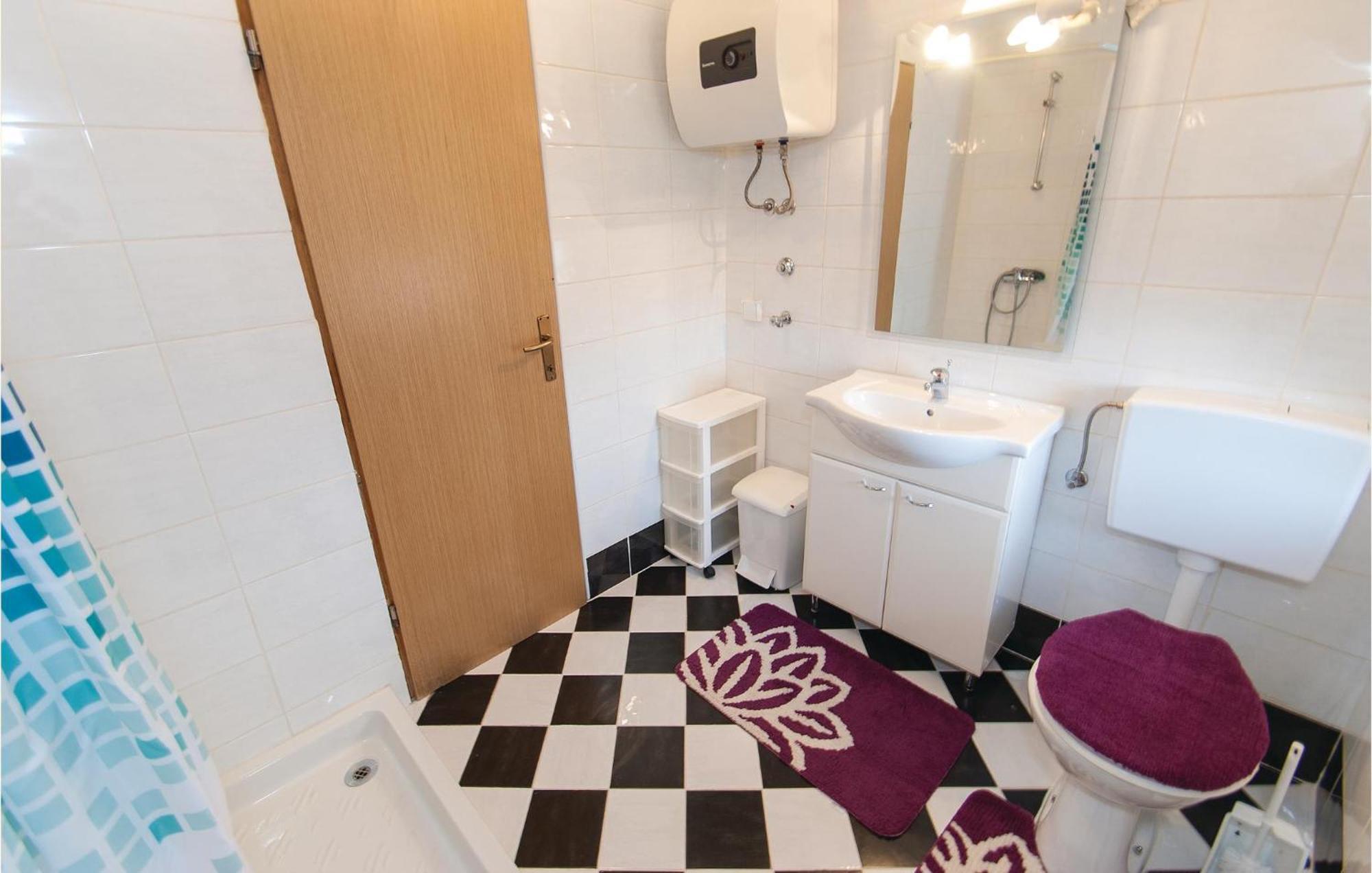 Lovely Apartment In Rovinj With Kitchen Bagian luar foto