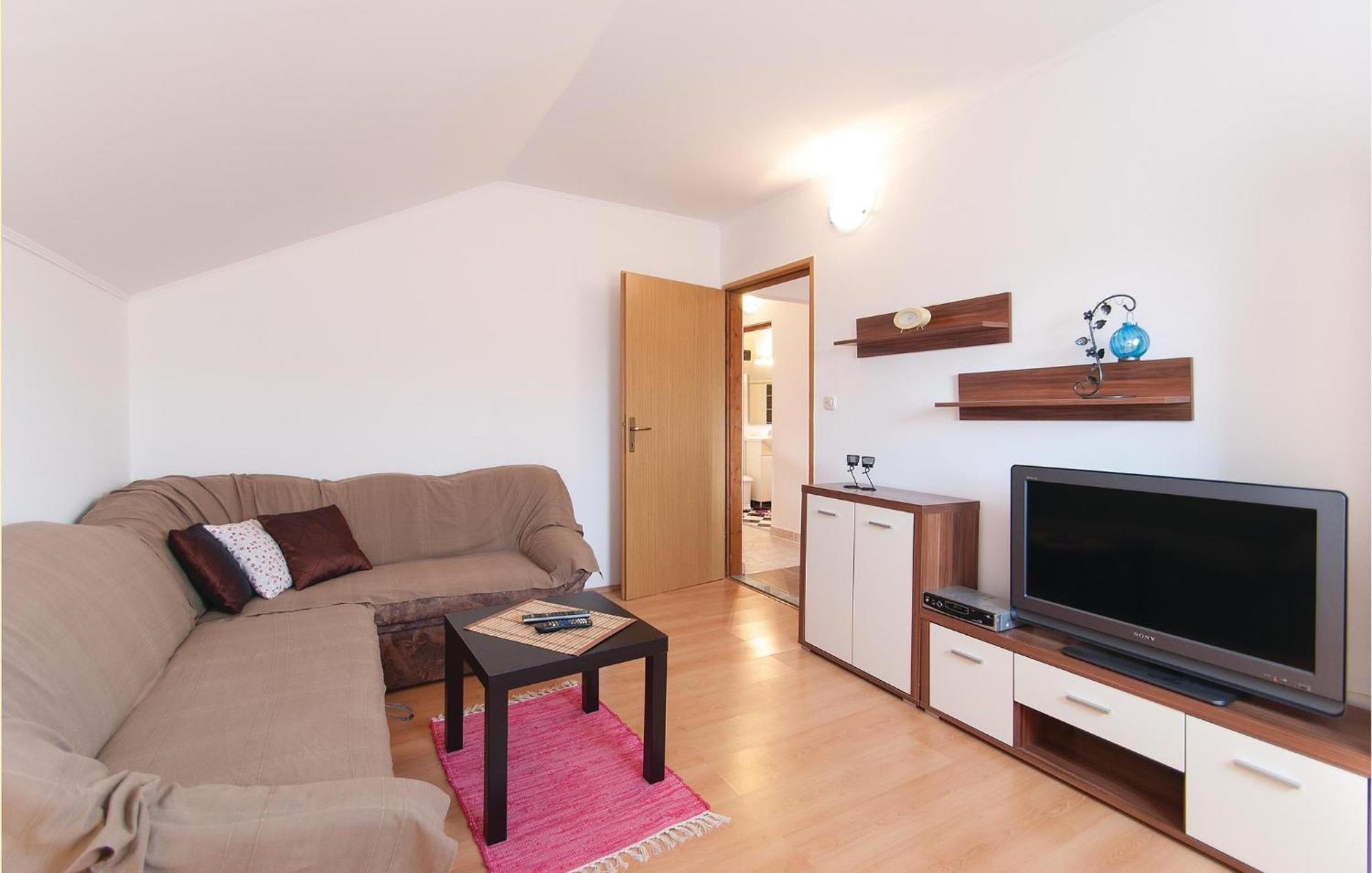 Lovely Apartment In Rovinj With Kitchen Bagian luar foto