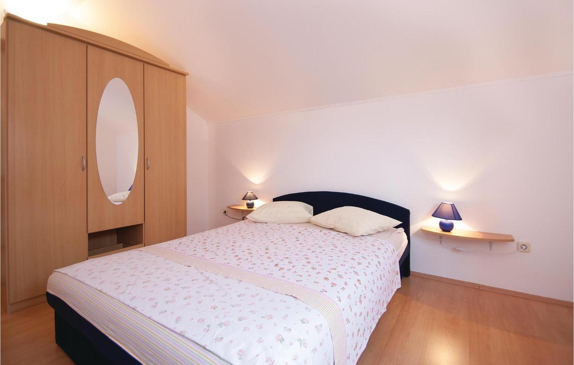 Lovely Apartment In Rovinj With Kitchen Bagian luar foto