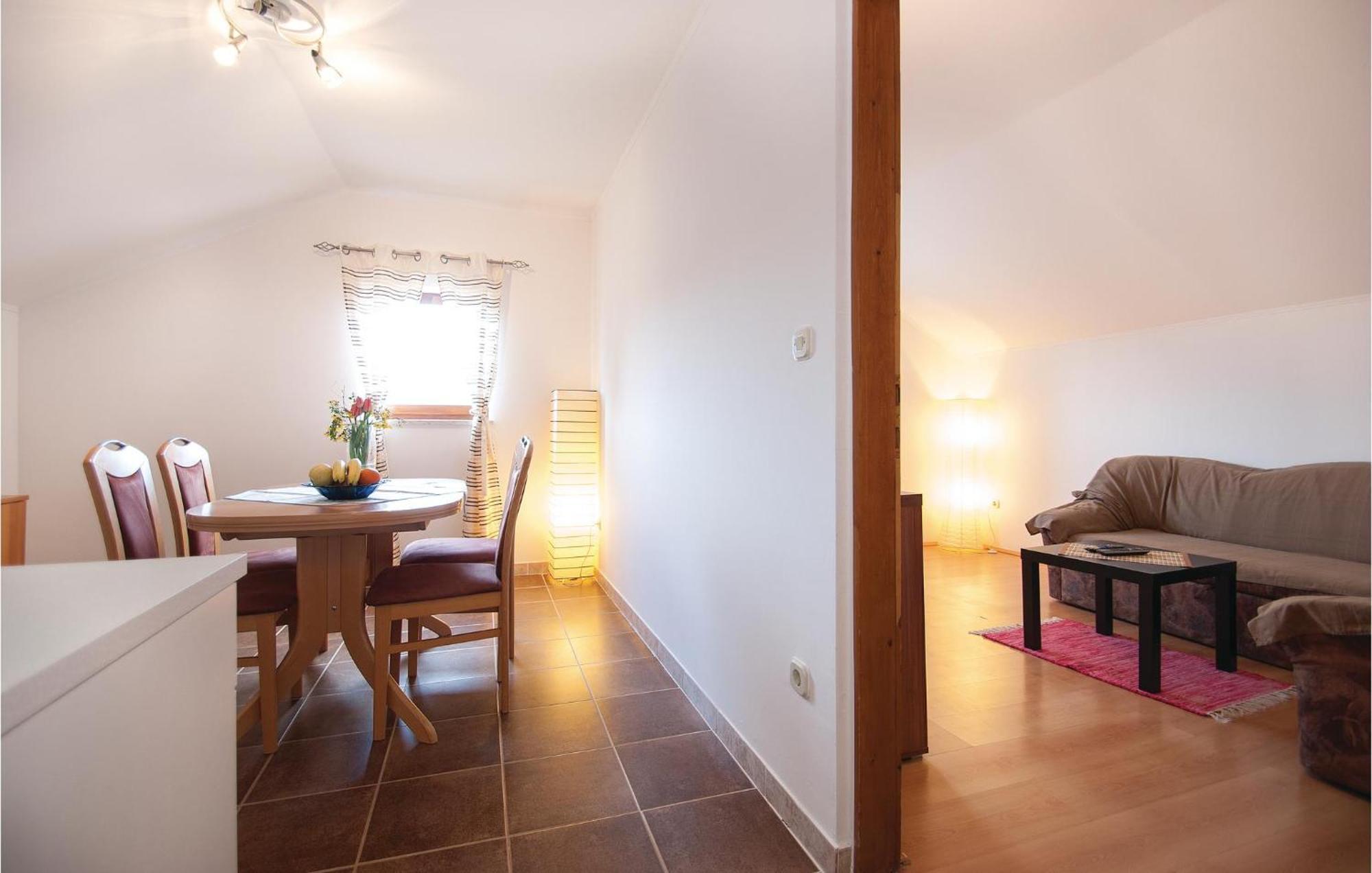 Lovely Apartment In Rovinj With Kitchen Bagian luar foto