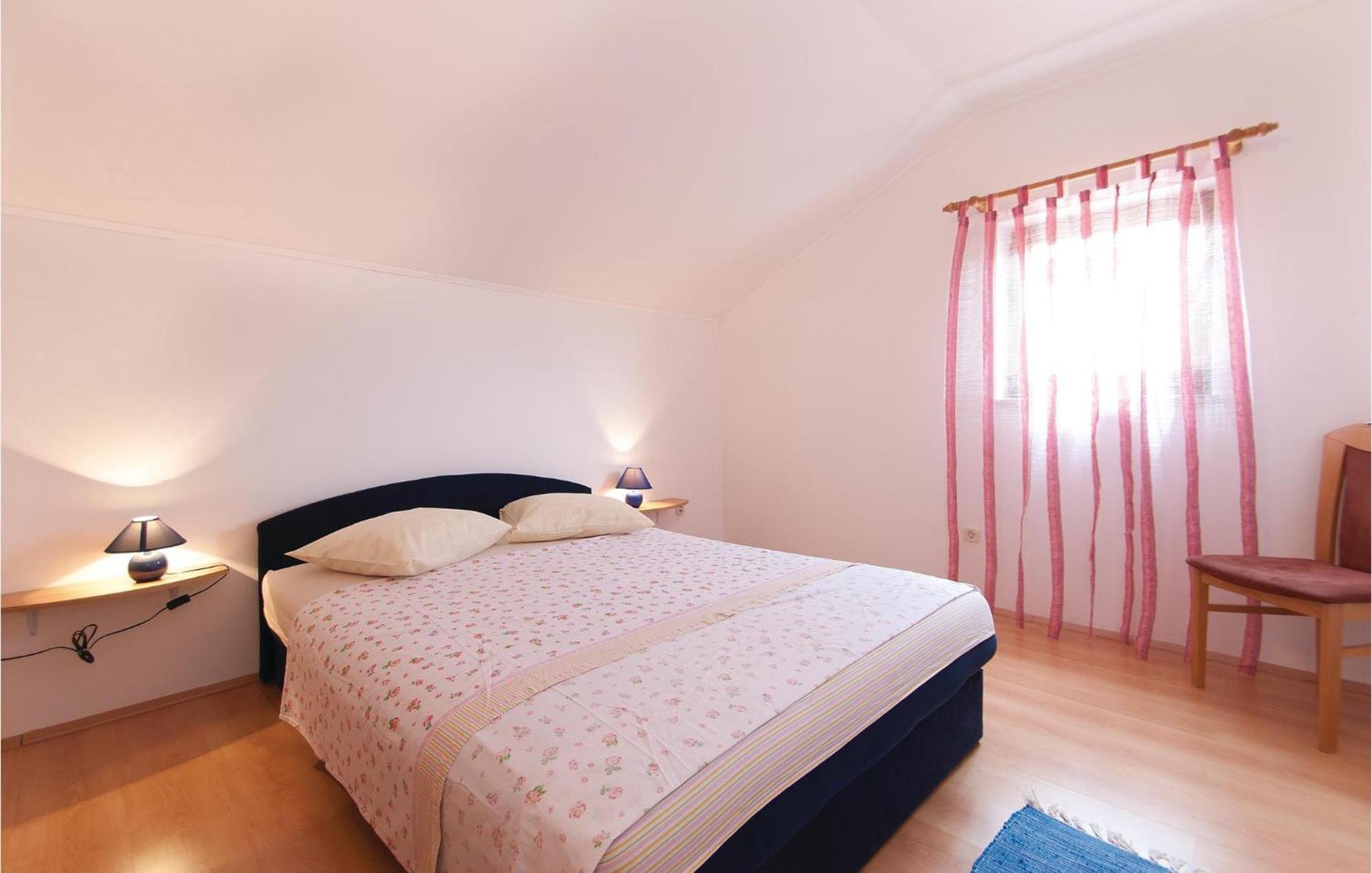 Lovely Apartment In Rovinj With Kitchen Bagian luar foto