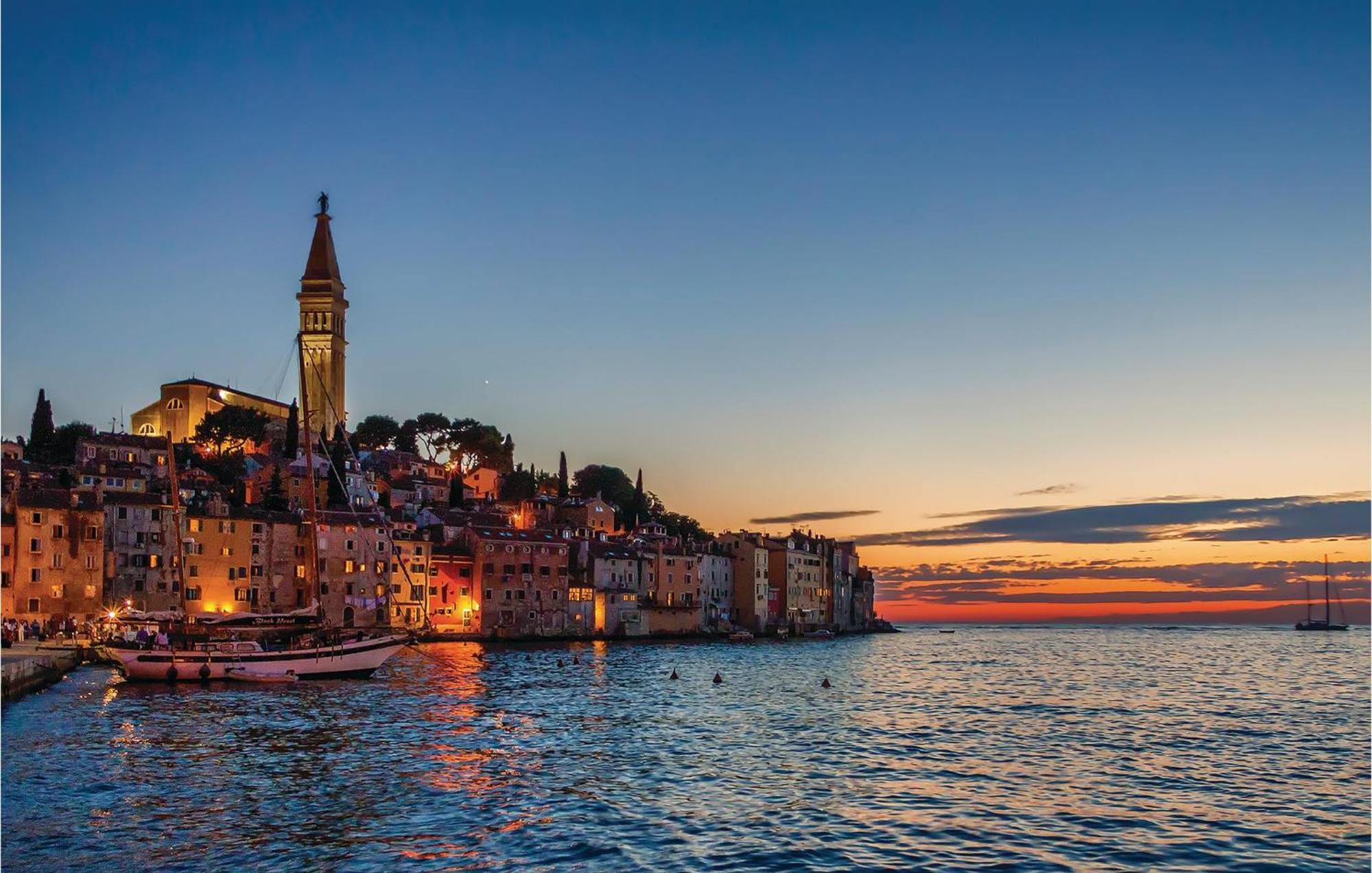 Lovely Apartment In Rovinj With Kitchen Bagian luar foto