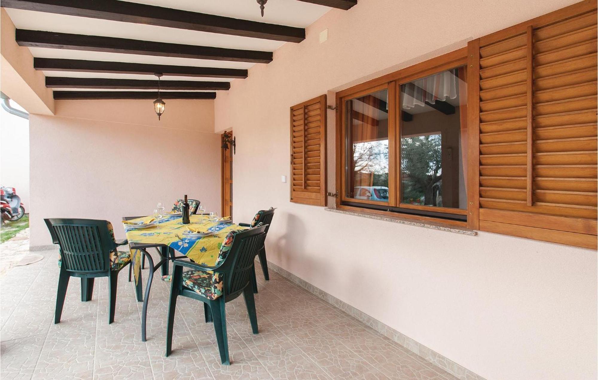 Lovely Apartment In Rovinj With Kitchen Bagian luar foto