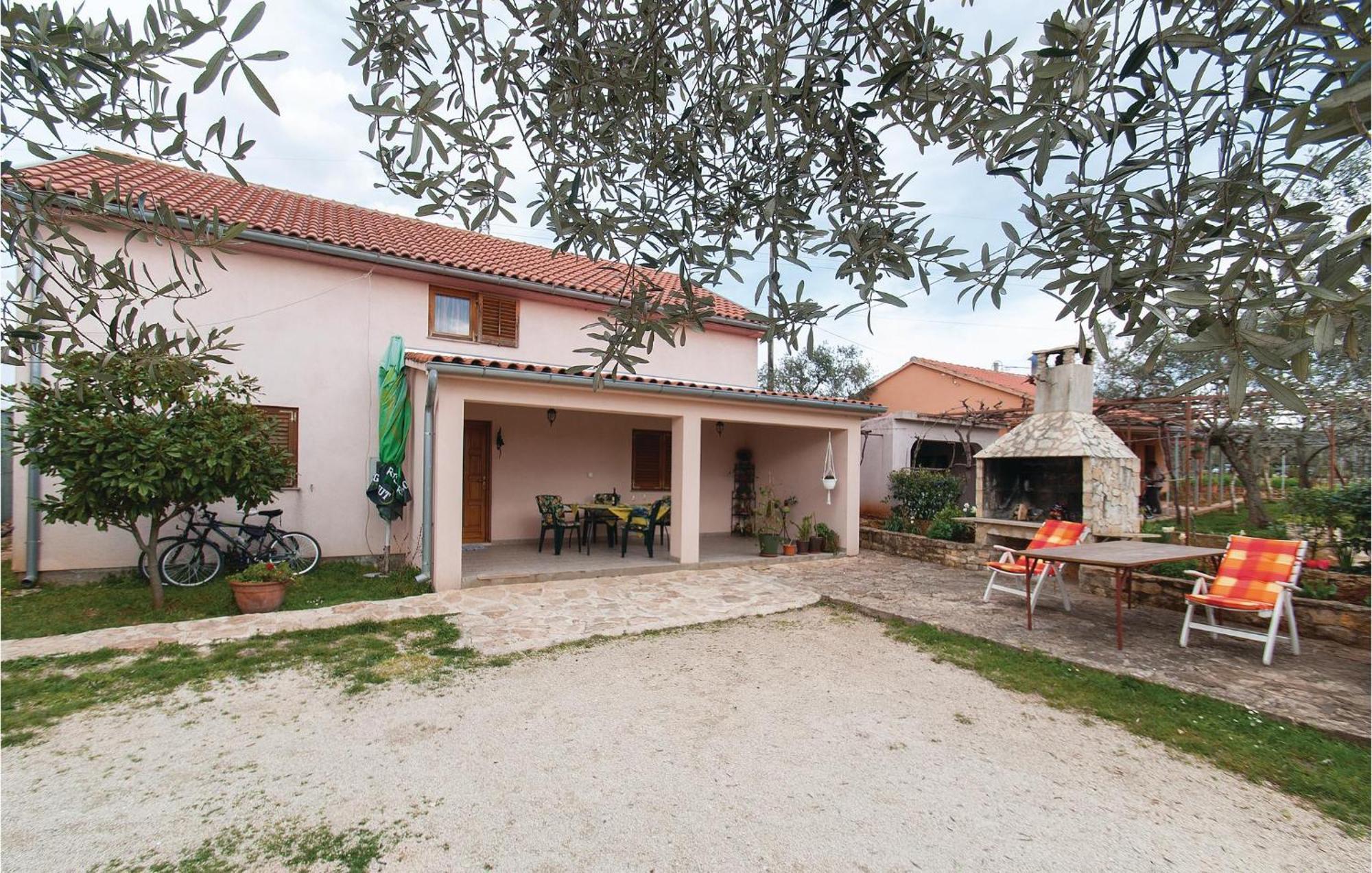 Lovely Apartment In Rovinj With Kitchen Bagian luar foto