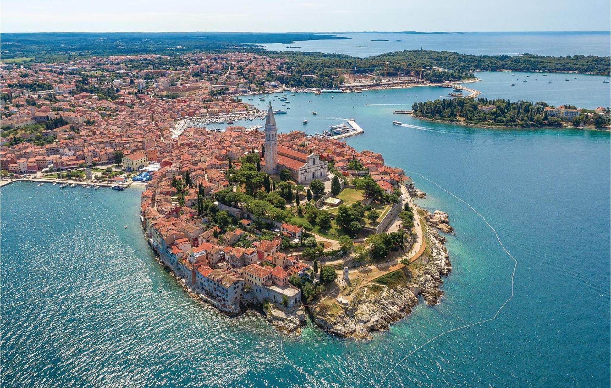 Lovely Apartment In Rovinj With Kitchen Bagian luar foto
