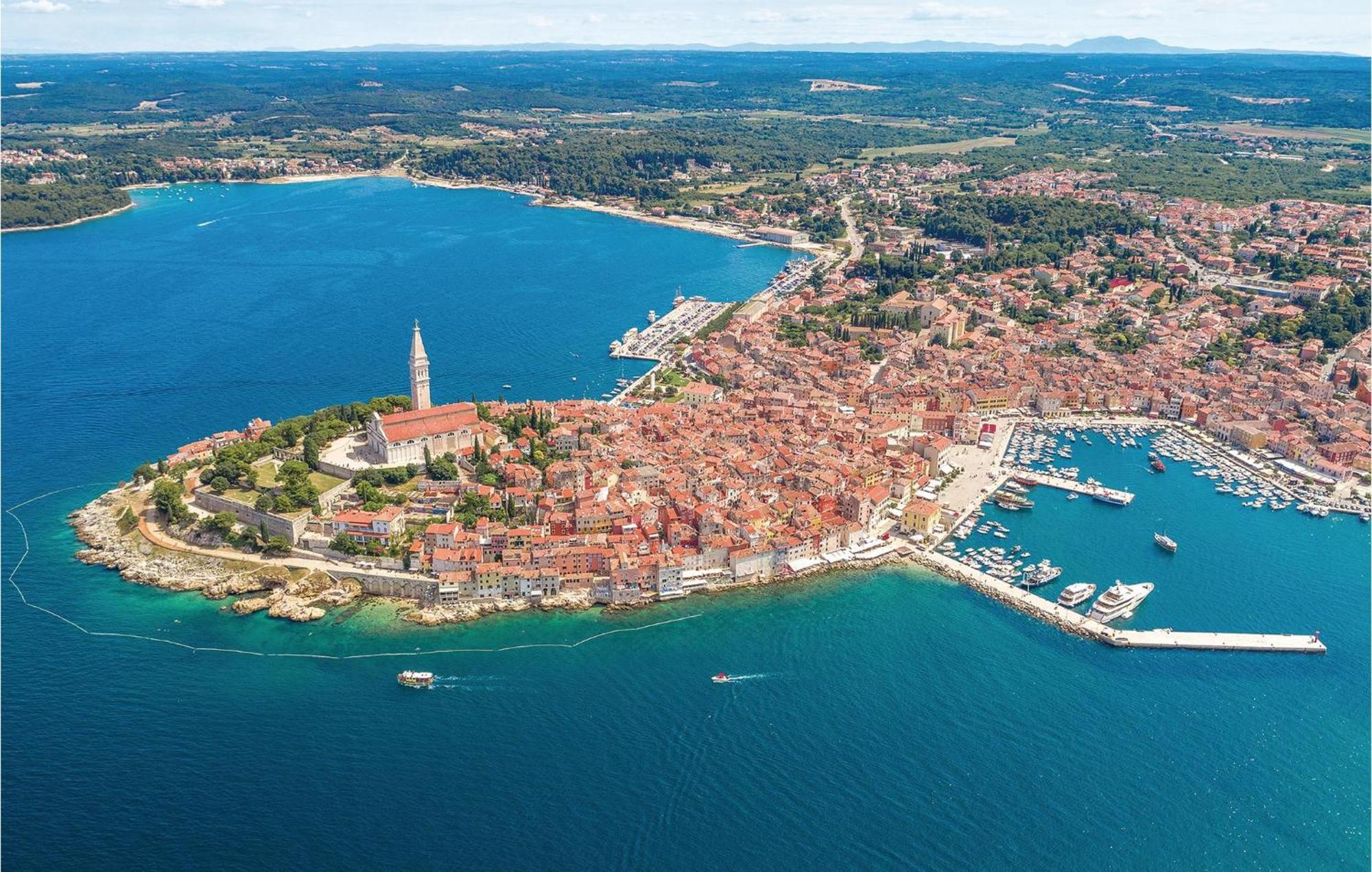 Lovely Apartment In Rovinj With Kitchen Bagian luar foto