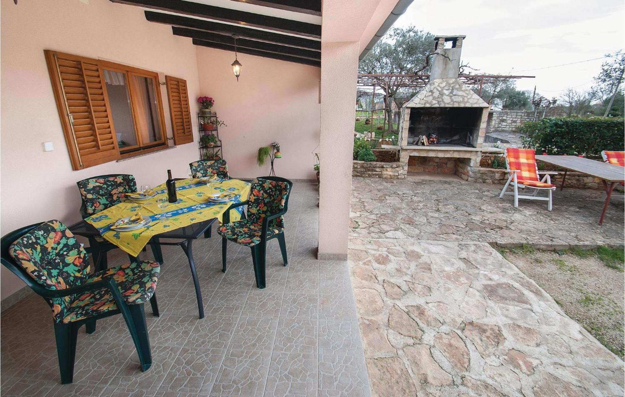Lovely Apartment In Rovinj With Kitchen Bagian luar foto