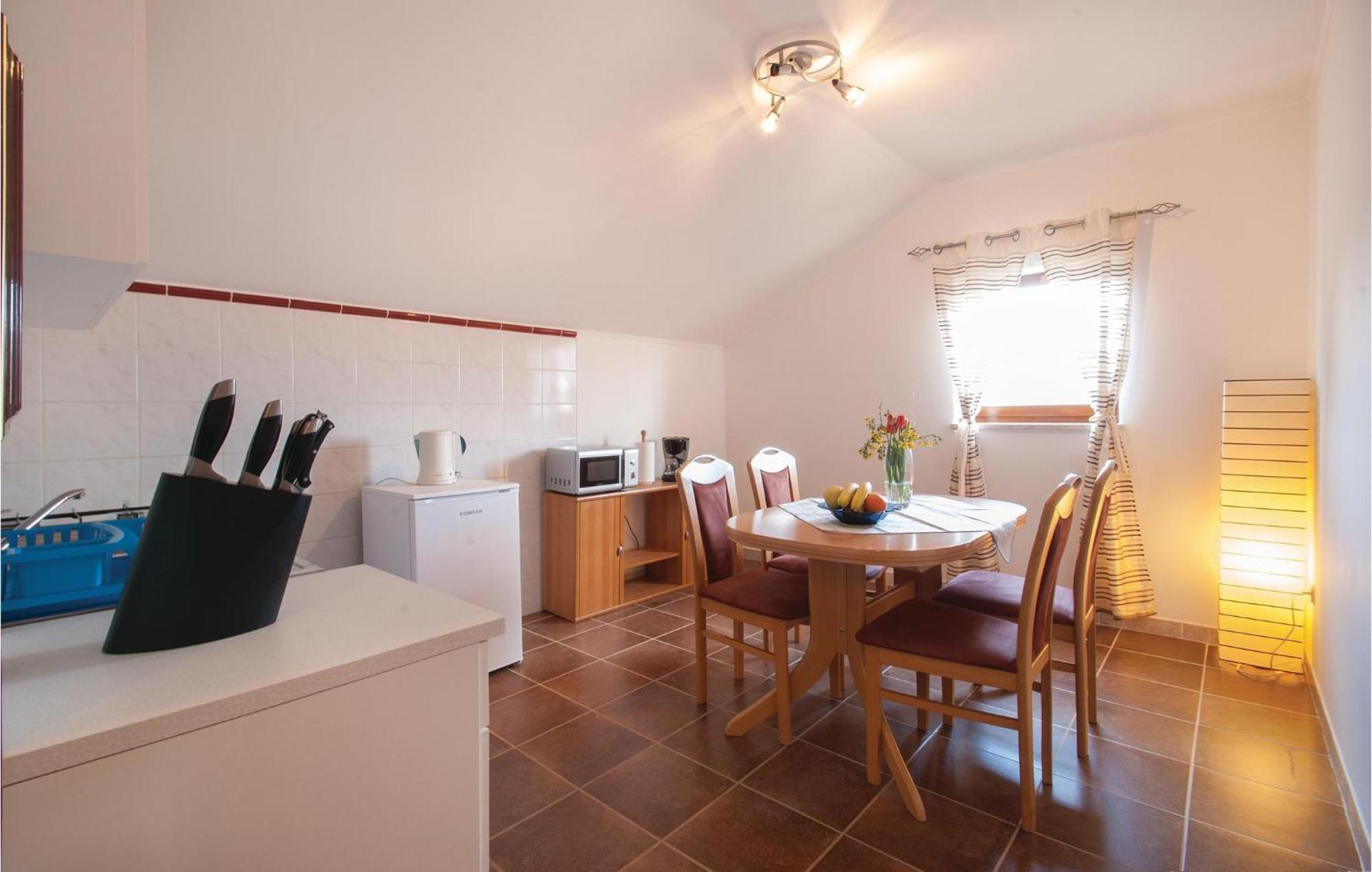 Lovely Apartment In Rovinj With Kitchen Bagian luar foto
