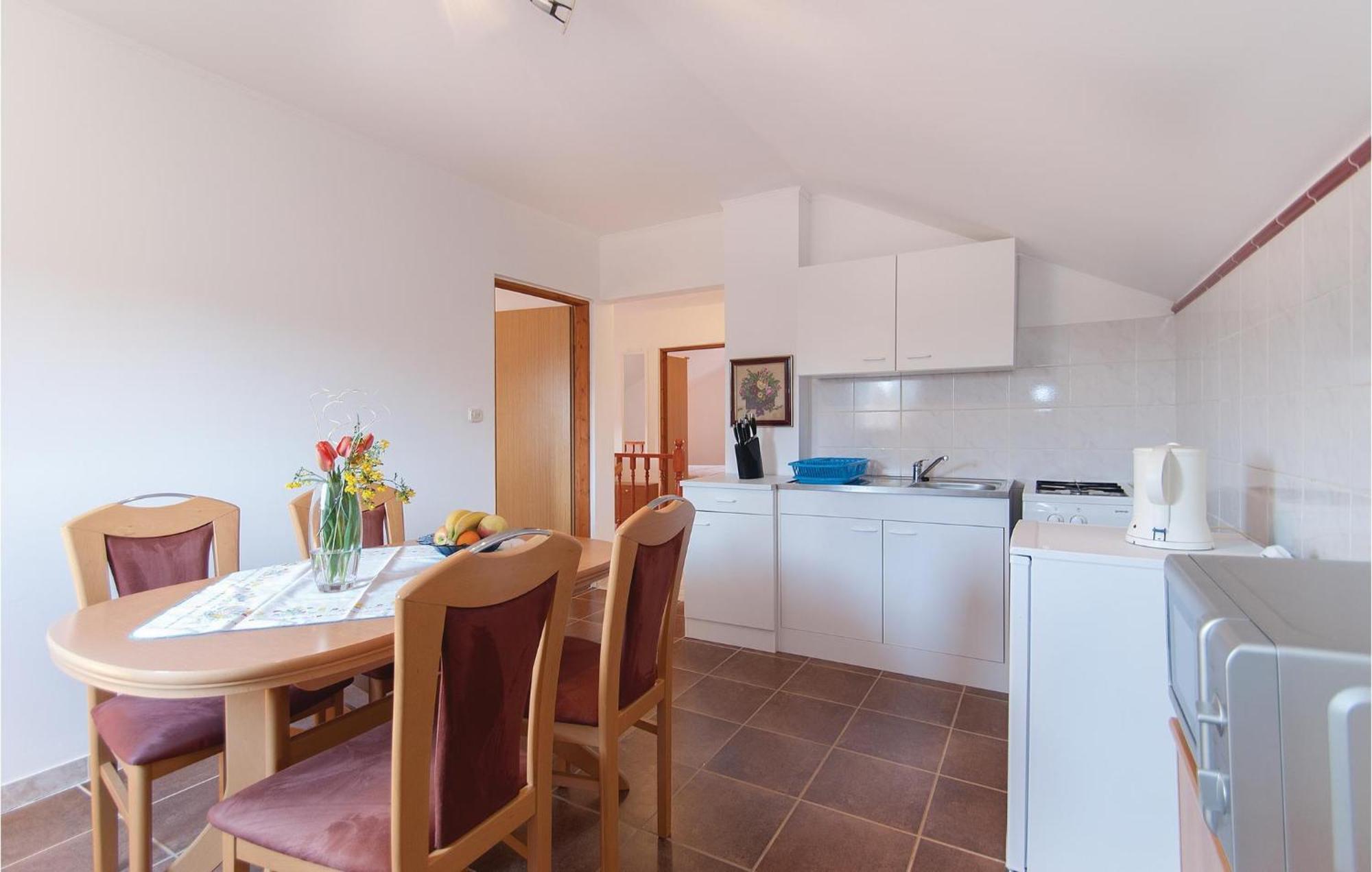 Lovely Apartment In Rovinj With Kitchen Bagian luar foto