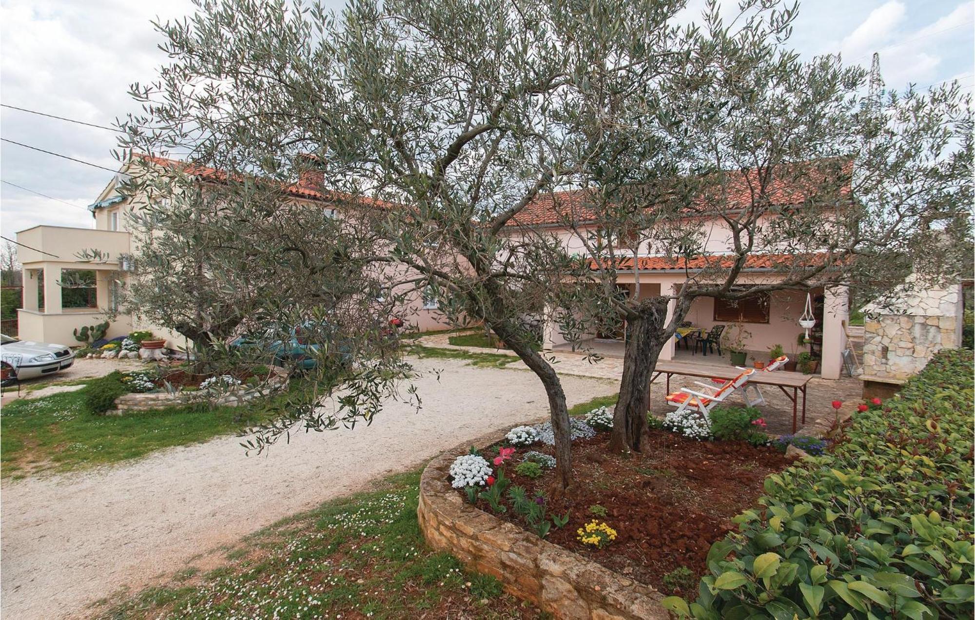 Lovely Apartment In Rovinj With Kitchen Bagian luar foto